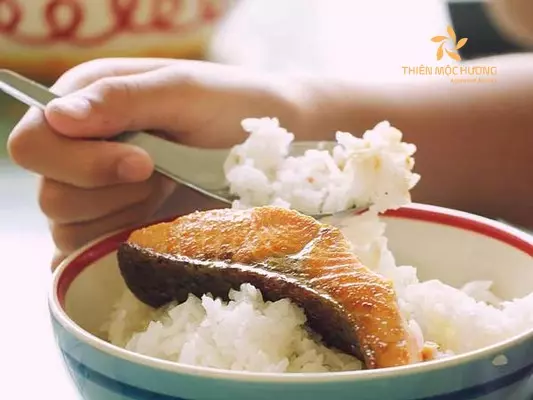 ngủ mơ thấy cơm trắng ăn kèm với cá