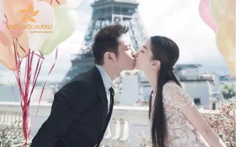 ngủ mơ thấy người nổi tiếng hôn báo hiệu điềm gì